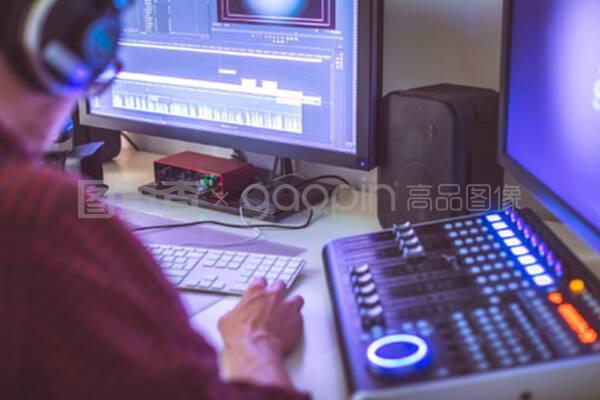 專業的剪輯室,用于視頻編輯和視頻制作顯示器和聲音混合臺