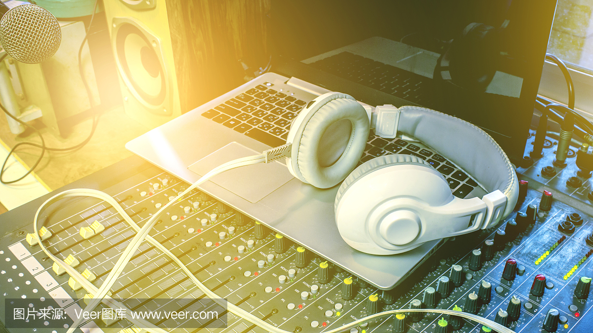 在錄音室監聽耳機。