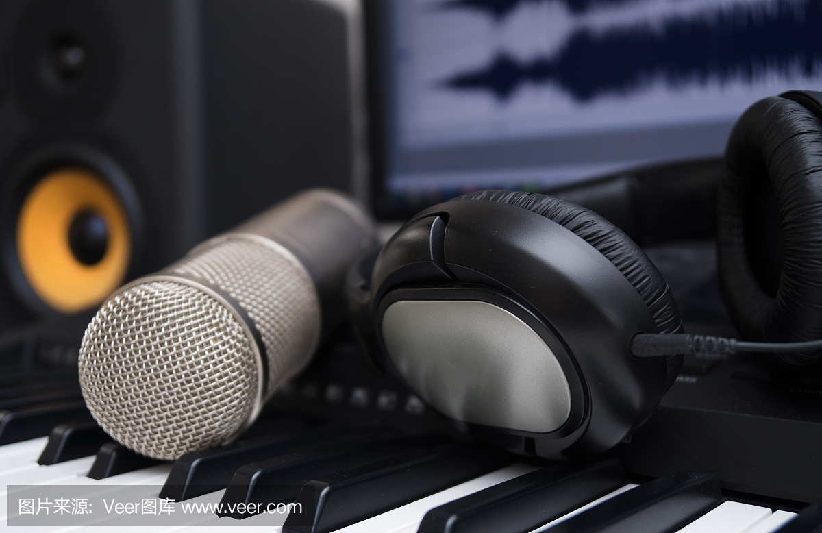 混頻器,電容麥克風和專業(yè)監(jiān)視器。家庭音樂工作室的概念。