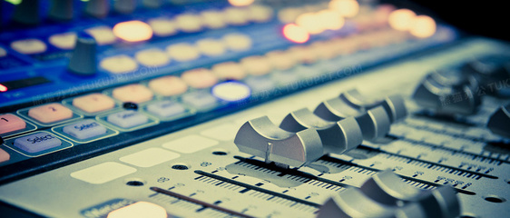 錄音棚背景下的錄音制作：藝術(shù)與技術(shù)的完美融合